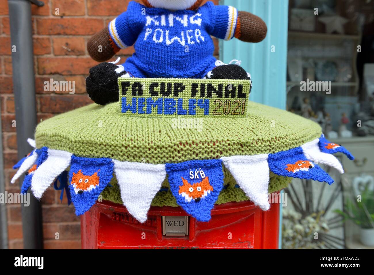 Leicester, Leicestershire, Regno Unito. 12 maggio 2021. Notizie del Regno Unito. Un'altra bomba di filato a tema del Leicester City Football Club è apparsa su una casella postale a Syston in vista della finale della fa Cup tra Leicester City e Chelsea nel fine settimana. Credit: Alex Hannam/Alamy Live News Foto Stock