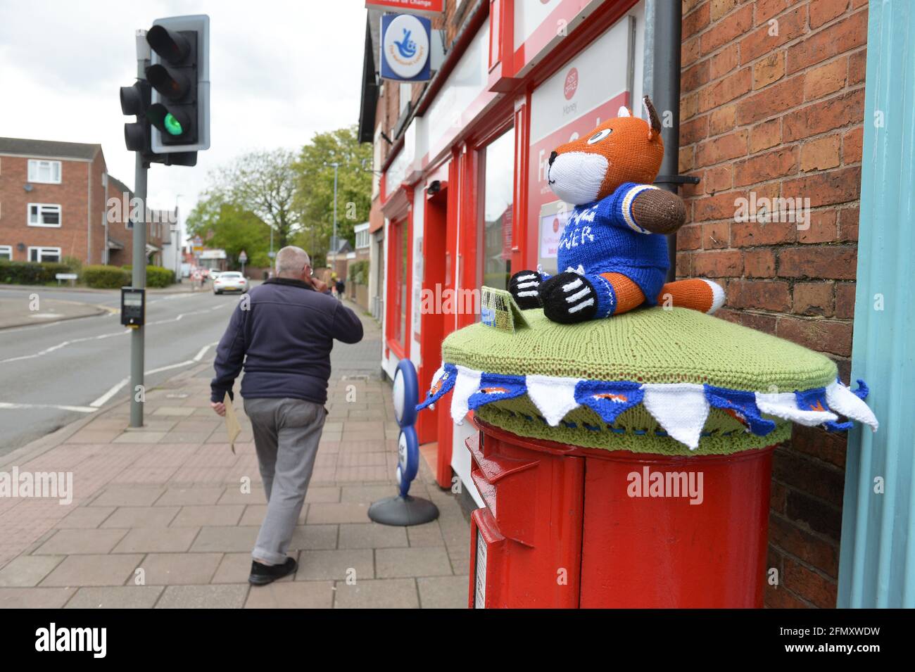 Leicester, Leicestershire, Regno Unito. 12 maggio 2021. Notizie del Regno Unito. Un'altra bomba di filato a tema del Leicester City Football Club è apparsa su una casella postale a Syston in vista della finale della fa Cup tra Leicester City e Chelsea nel fine settimana. Credit: Alex Hannam/Alamy Live News Foto Stock