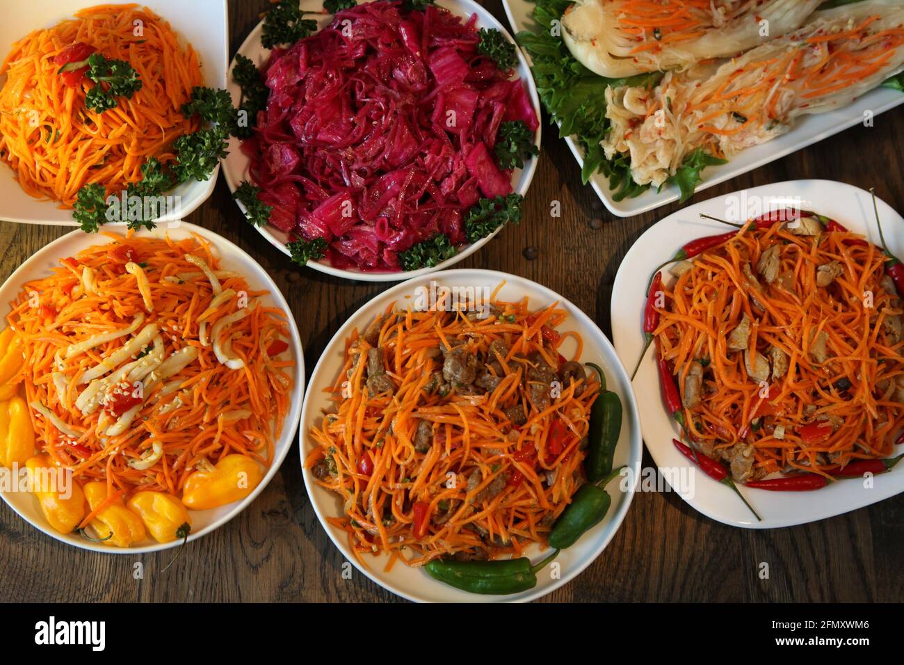 Sul tavolo c'era un sacco di insalate coreane e deliziosi piatti biologici vegetali Foto Stock