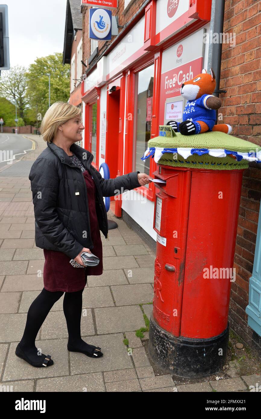 Leicester, Leicestershire, Regno Unito. 12 maggio 2021. Notizie del Regno Unito. Un'altra bomba di filato a tema del Leicester City Football Club è apparsa su una casella postale a Syston in vista della finale della fa Cup tra Leicester City e Chelsea nel fine settimana. Credit: Alex Hannam/Alamy Live News Foto Stock