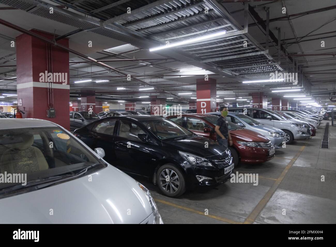 Un parcheggio auto multilivello nel seminterrato di a. edificio con molte auto parcheggiate Foto Stock