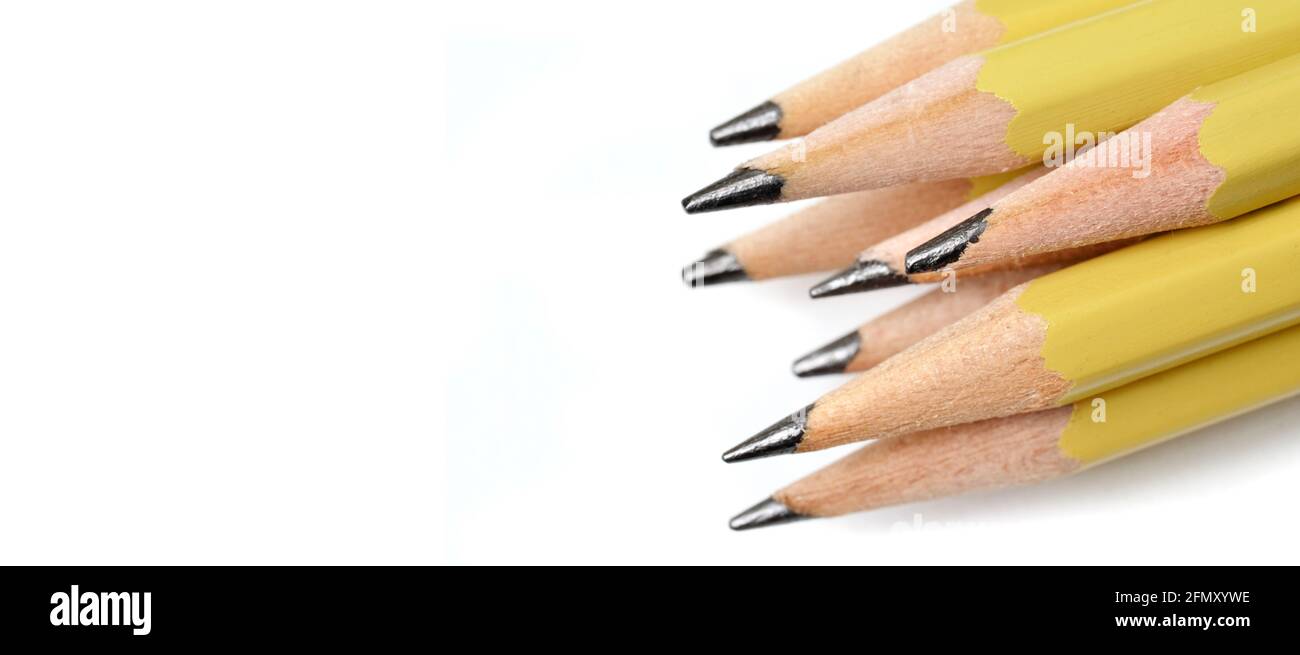 Primo piano di diversi penciltips alcuni nuovi e utilizzati su whote sfondo Foto Stock