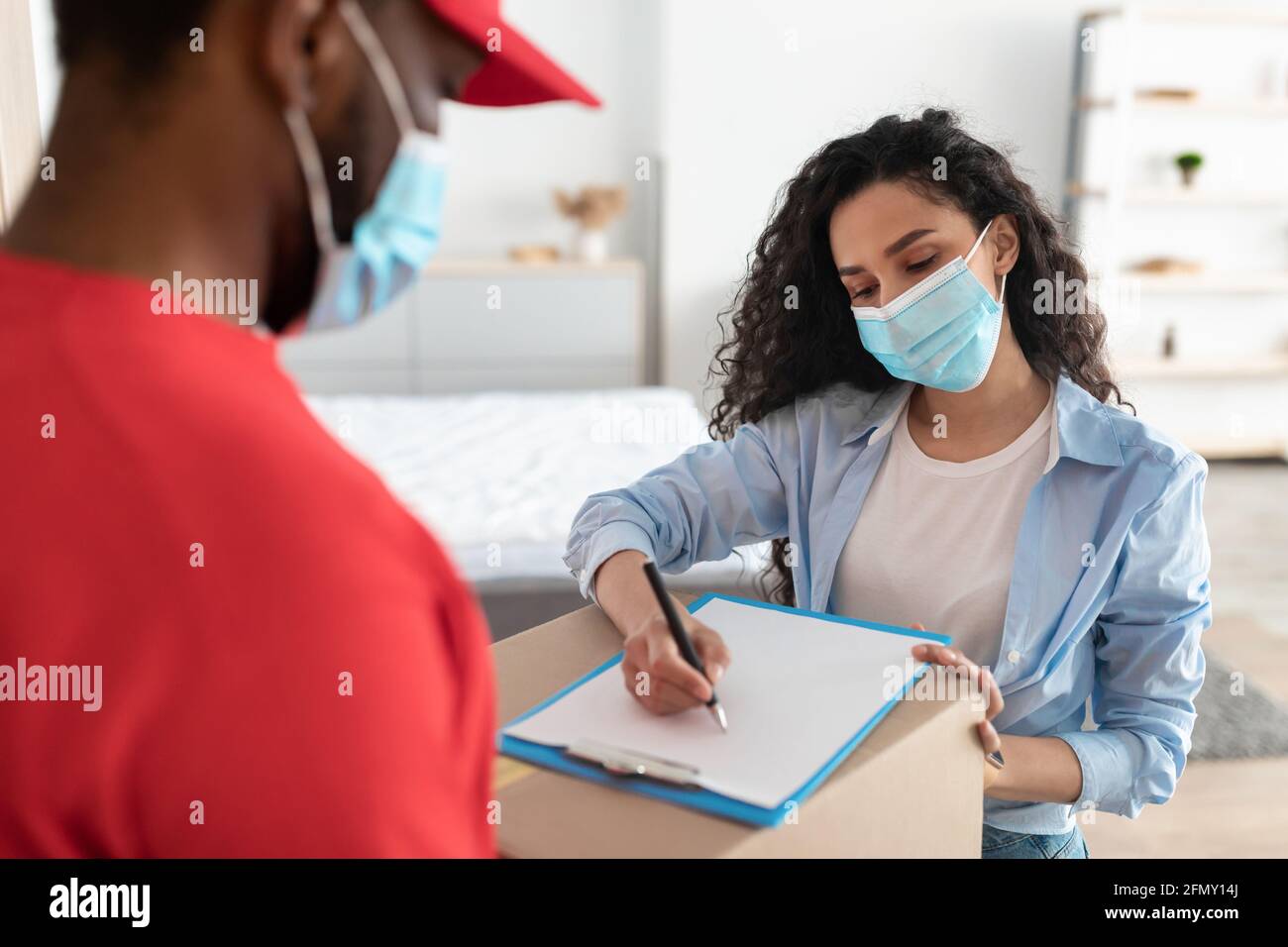 Modulo carta per la firma dell'ordine del cliente in maschera di contatto Foto Stock
