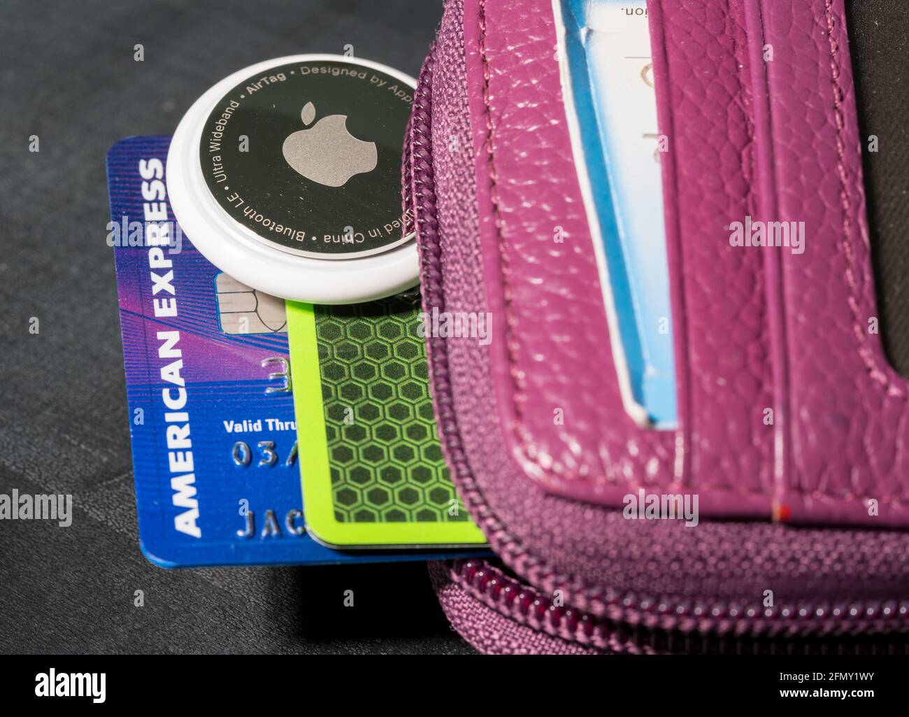 Morgantown, WV - 12 maggio 2021: Dispositivo Apple AirTag inserito nel piccolo portafoglio con carta di credito per rintracciarne la posizione Foto Stock