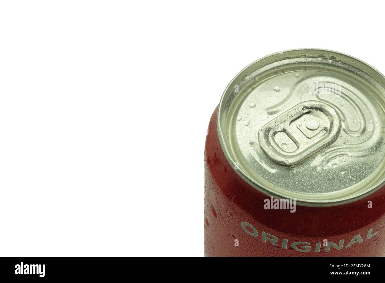 Varsavia, Polonia - 26 aprile 2021: Lattina di Coca-Cola su sfondo bianco. Spazio di copia per il testo. Goccioline d'acqua scendono una lattina fresca di Coca Cola. Carbona Foto Stock