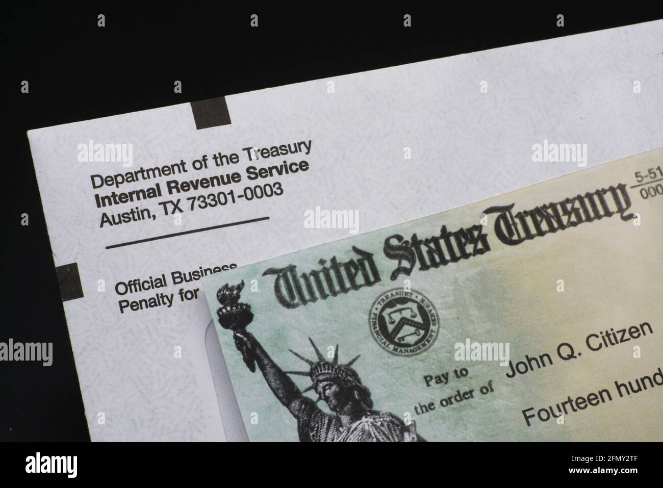 Lake Elsinore, California, USA - 11 maggio 2021: Angolo in alto a sinistra della busta del Tesoro degli Stati Uniti e assegno che mostra l'indirizzo Foto Stock
