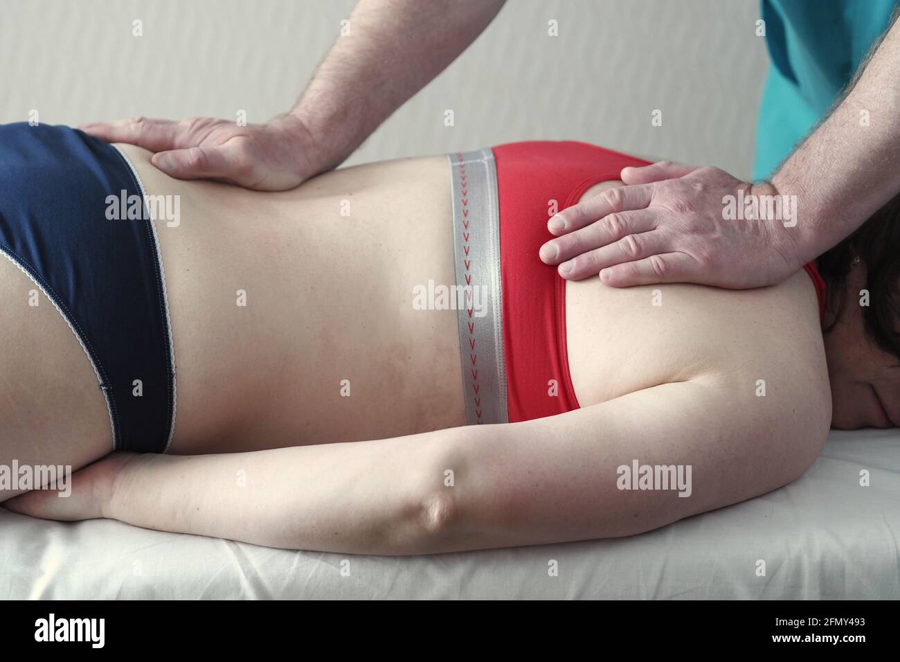 Spa, sport e salute. Il massaggio alla schiena è manuale. Foto Stock