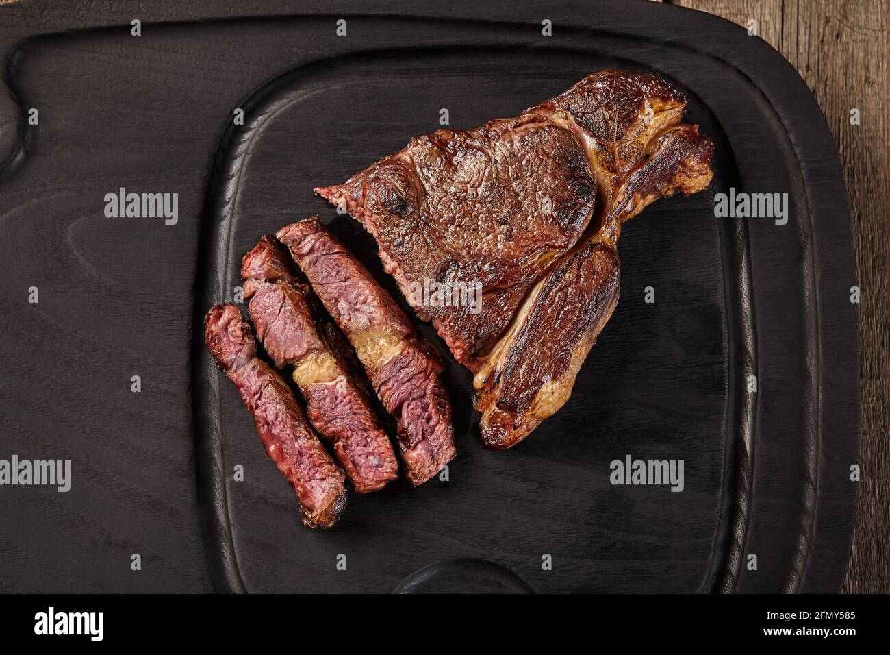 Vista dall'alto della bistecca di vitello alla griglia con pezzi a fette Foto Stock