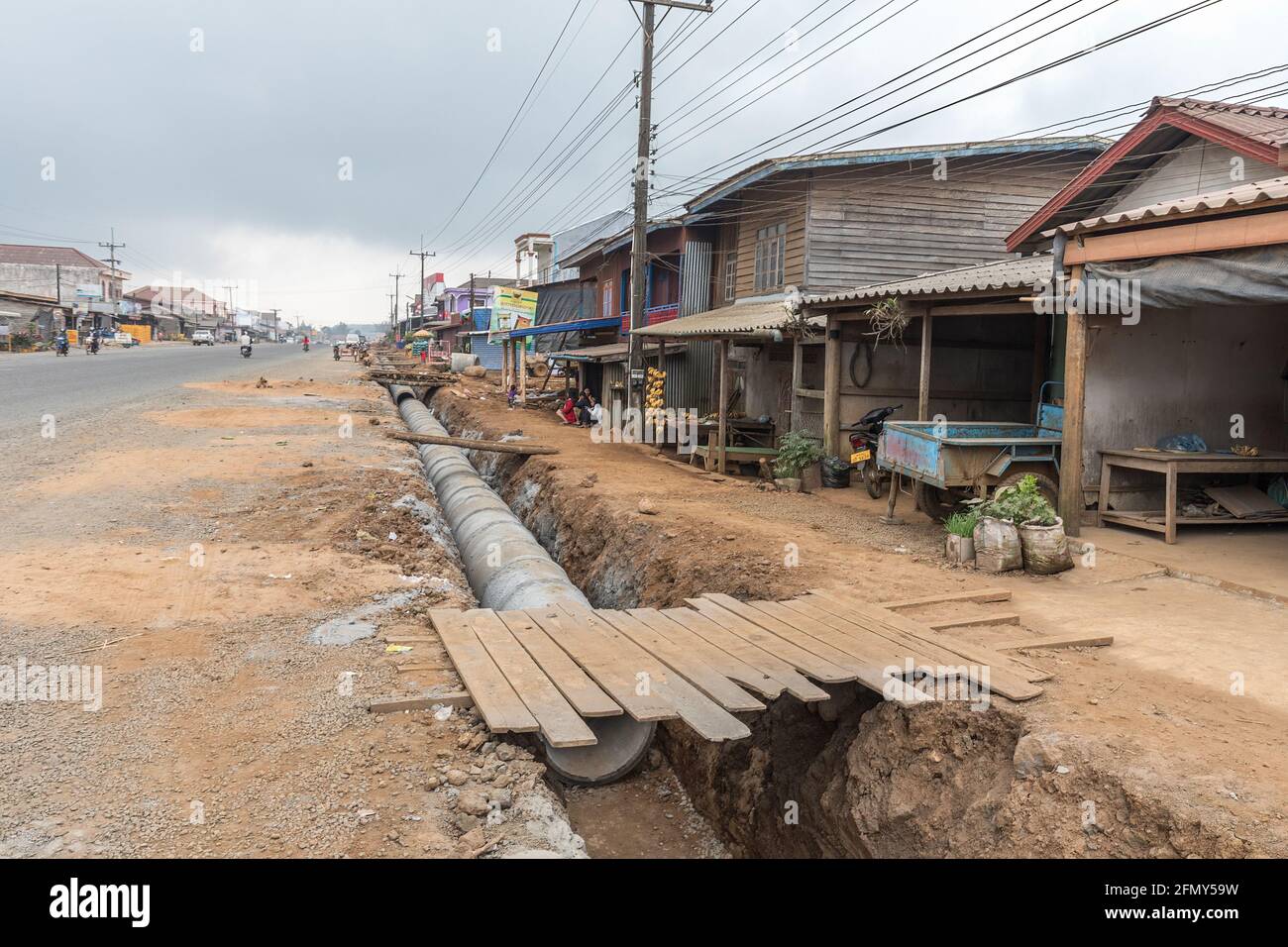 La posa di nuova tubazione in trincea attraverso la città, Paksong, Laos Foto Stock