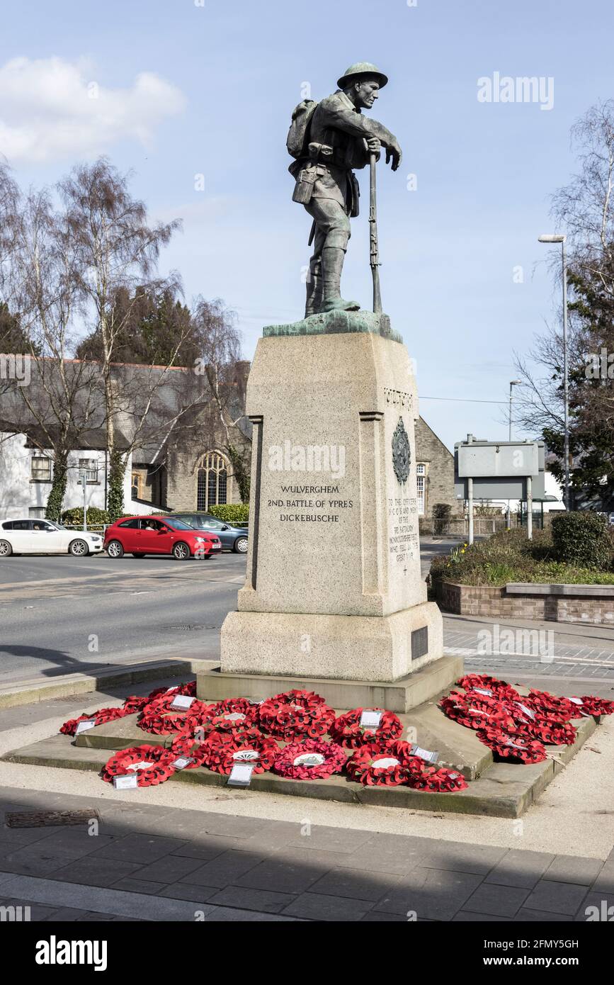 Memoriale della prima guerra mondiale con ricordo del papavero, Abergavenny, Galles, Regno Unito Foto Stock