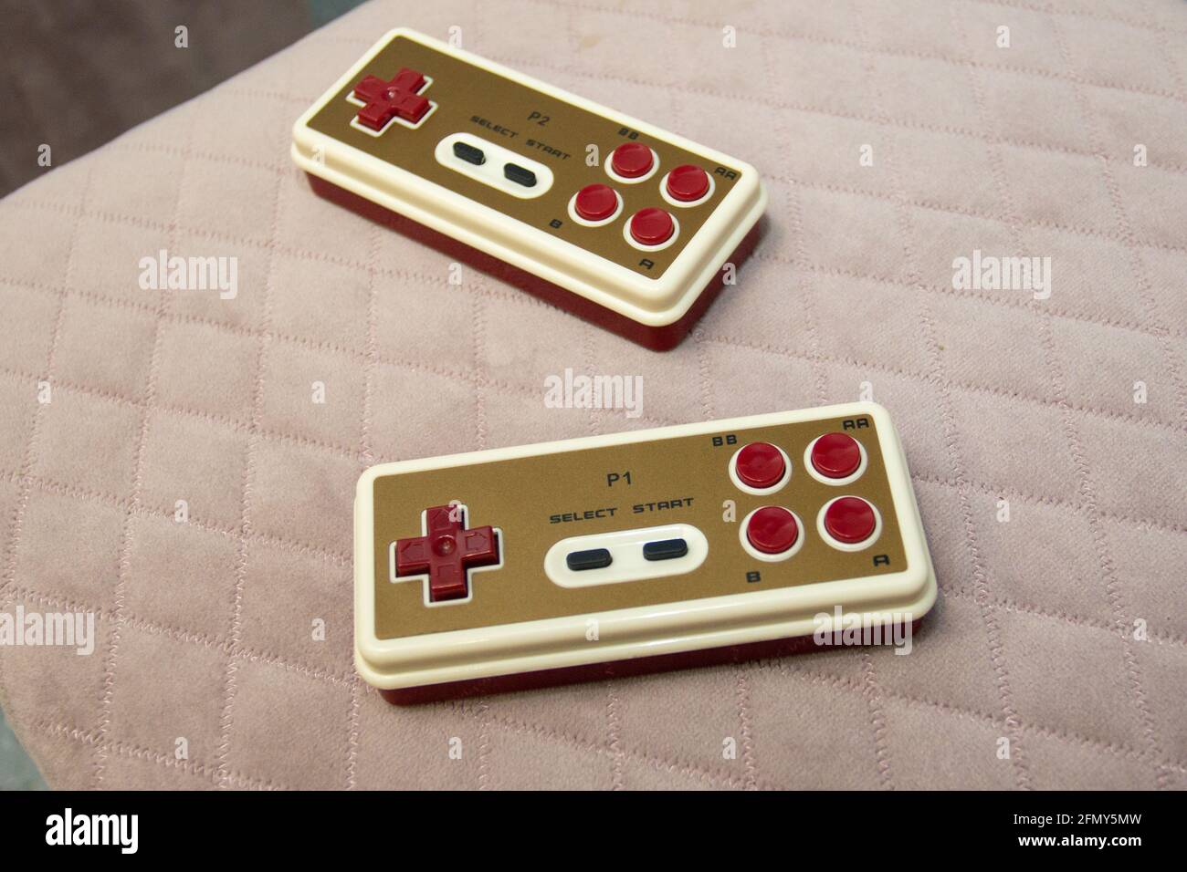 Gamepad retrò. Vecchi gamepad della scuola per le console di gioco. Gioco per computer. Sega, dendy, super mario. Foto Stock