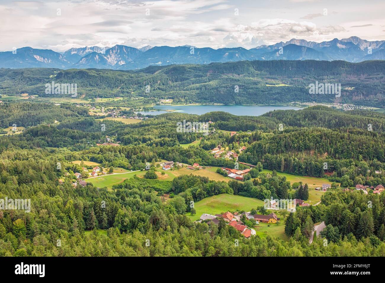 Vista aerea dei dintorni del lago Worthersee in Austria, sume Foto Stock
