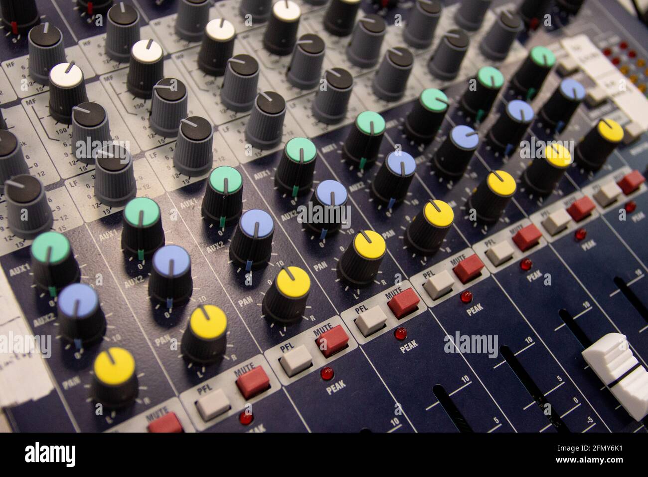 Primo piano di un mixer audio musicale in un evento all'aperto al coperto. Foto Stock