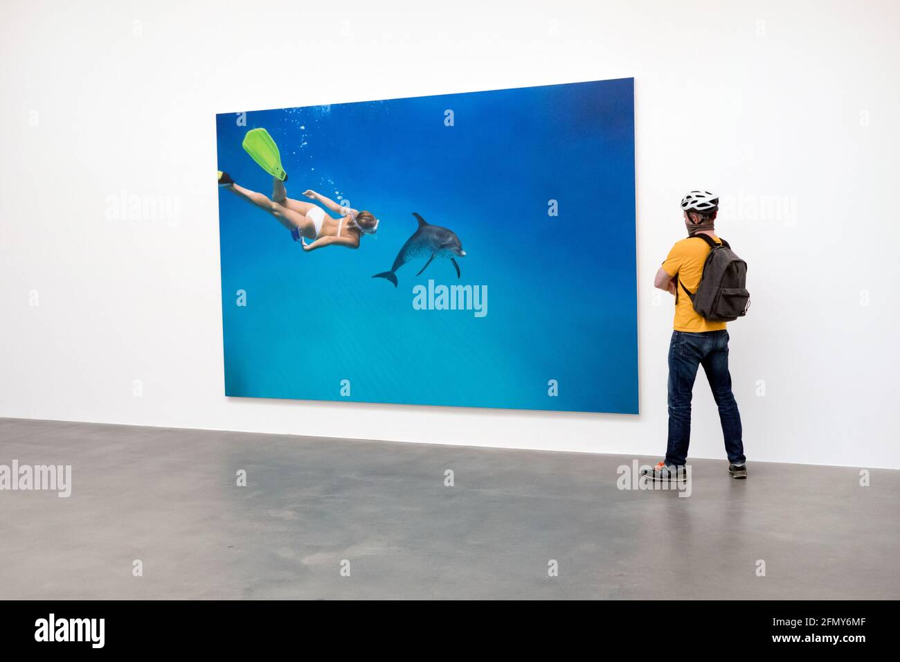 Gli amanti dell'arte che visitano la mostra di Damien Hurst 'fatti dipinti e. Fact Sculptures' alla Gagosian Gallery Kings Cross London UK Foto Stock