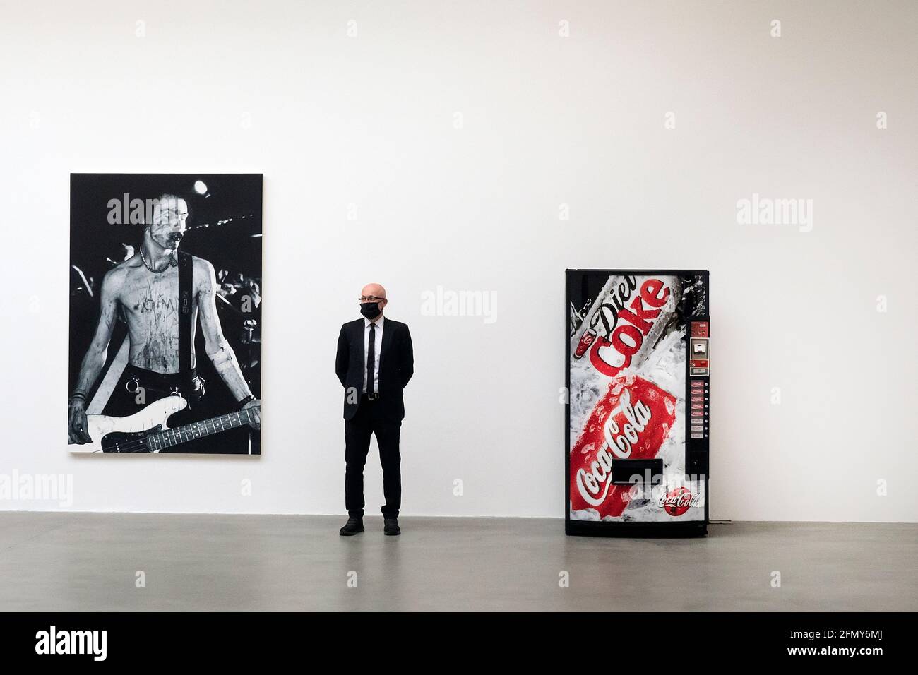 Gli amanti dell'arte che visitano la mostra di Damien Hurst 'fatti dipinti e. Fact Sculptures' alla Gagosian Gallery Kings Cross London UK Foto Stock