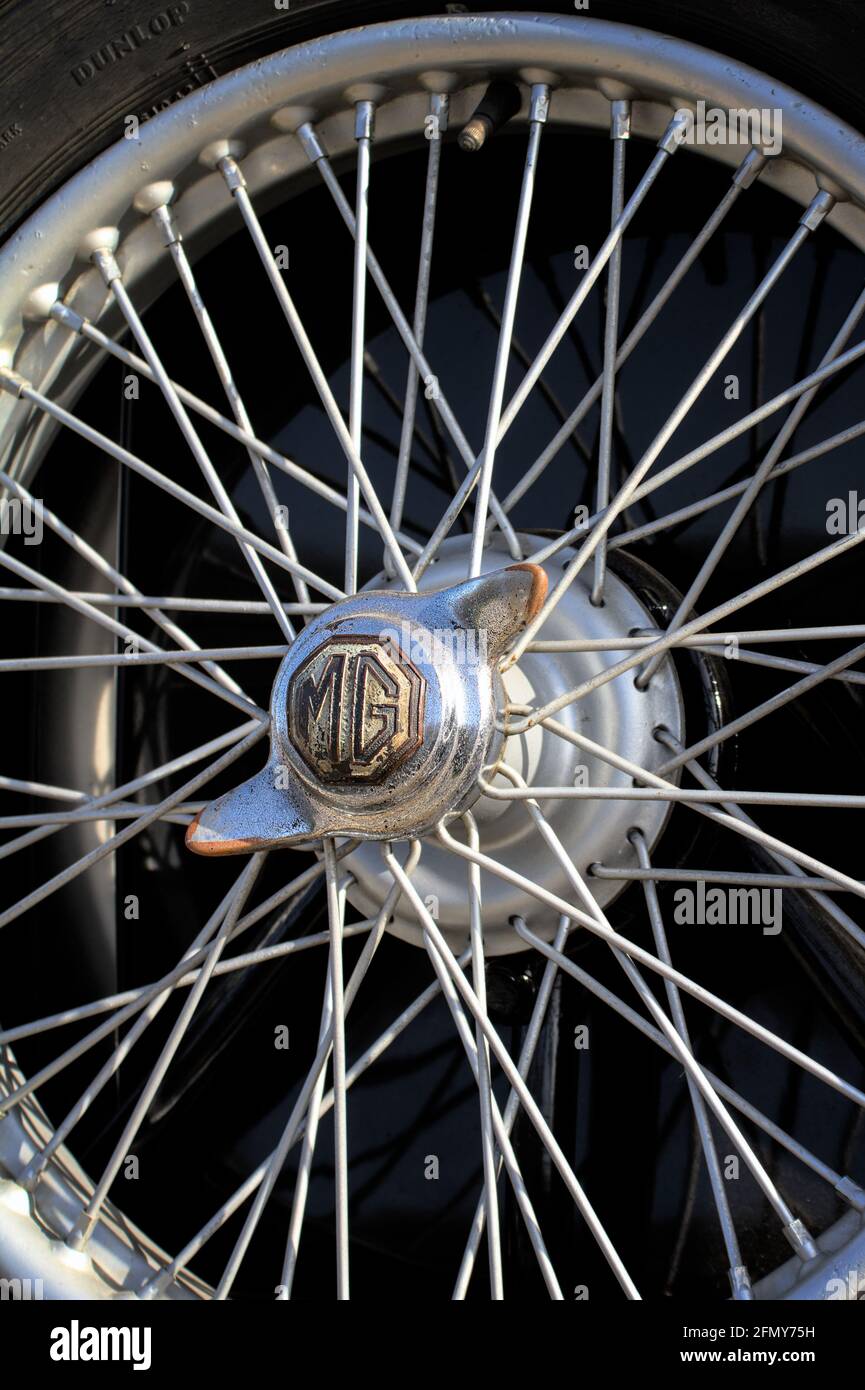 Ruota di scorta di un veicolo a motore Magnette N-Type da 1936 MG Mostra Spokes e mg Badge Inghilterra UK Foto Stock