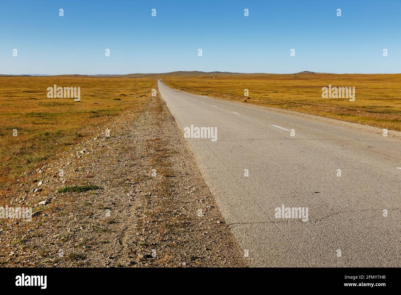 Strada asfaltata nella steppa mongolo, Mongolia. Bagakhangai Choir Road Foto Stock