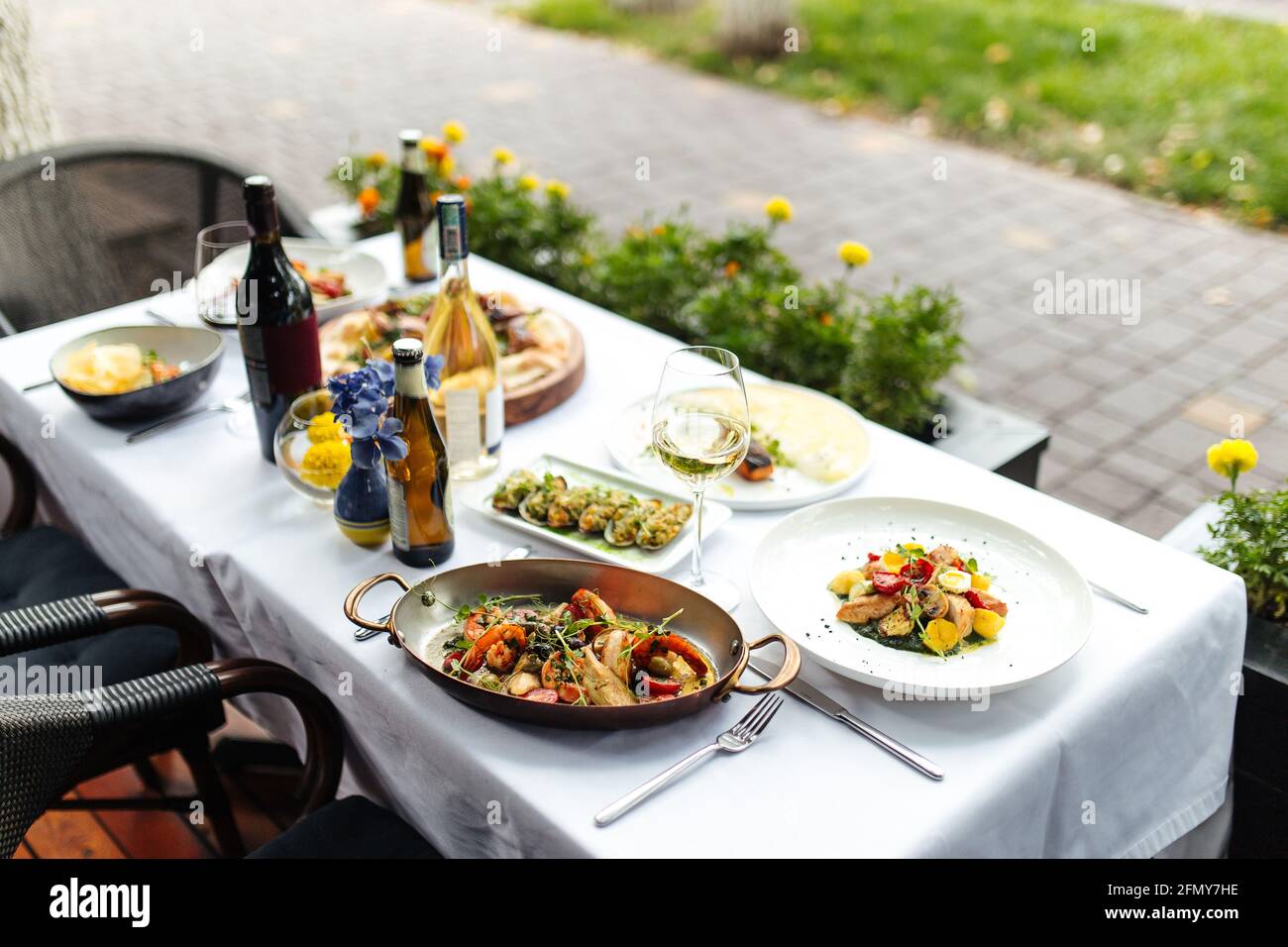 Tavolo servito al ristorante con terrazza estiva Foto Stock