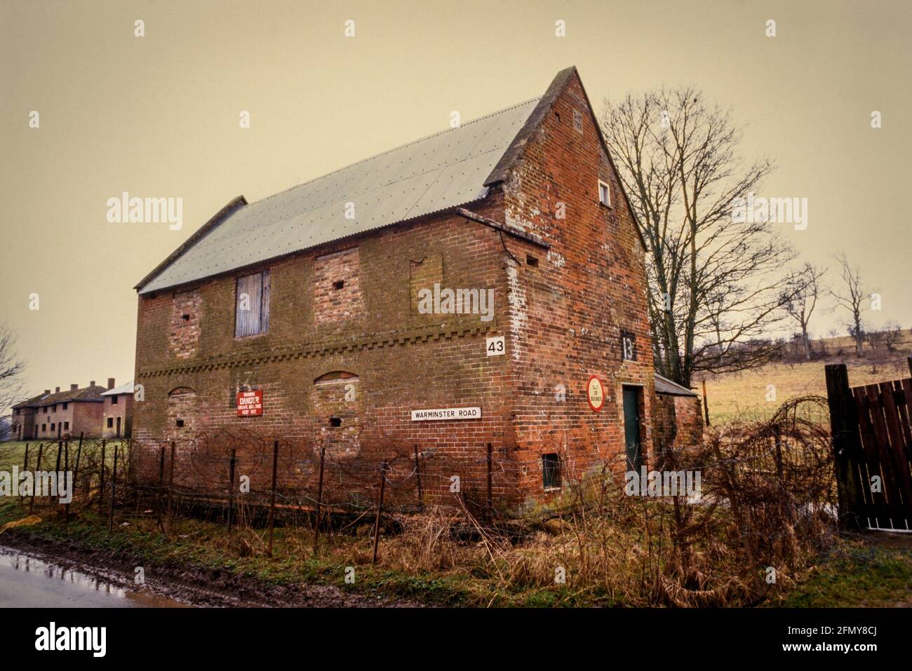 Imber Village, area di addestramento alla guerra urbana per l'esercito britannico Salisbury Plain Wiltshire 1984 Foto Stock