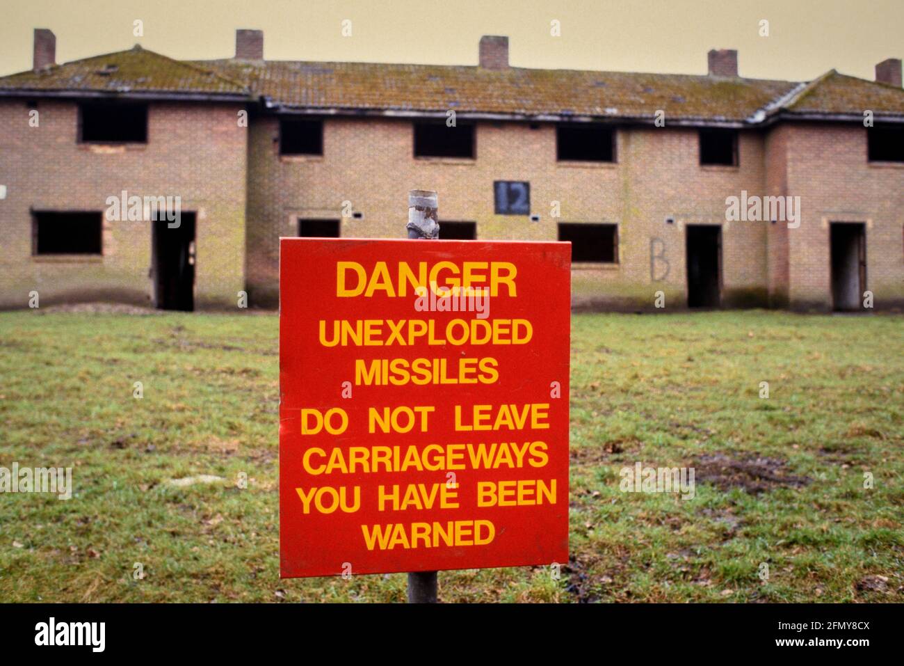 Segnale di avvertimento circa i missili non esplosi Imber Village addestramento di guerra urbana Area per l'esercito britannico Salisbury Plain Wiltshire 1984 Foto Stock