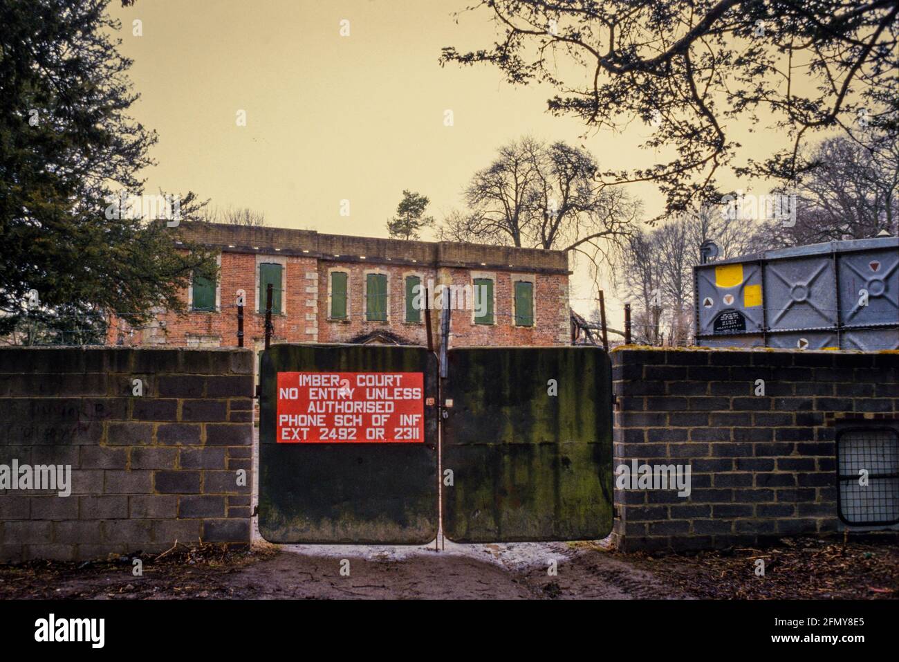 Imber Village, area di addestramento alla guerra urbana per l'esercito britannico Salisbury Plain Wiltshire 1984 Foto Stock