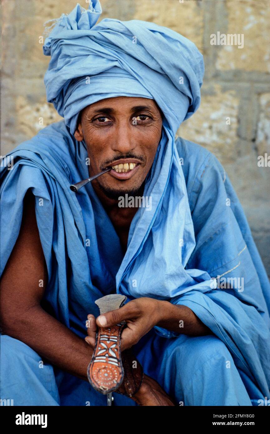 Uomo Touareg o Tuareg con abiti tradizionali blu Timbuctoo Mali 1979 Foto Stock