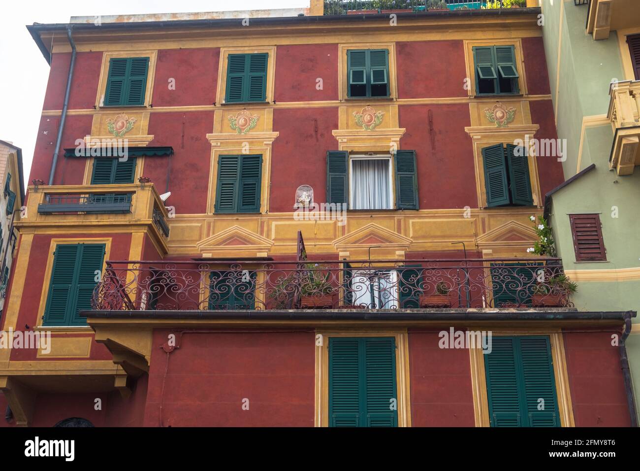 Facciata anteriore dipinta in modo tradizionale di un elegante edificio a Santa Margherita Ligure, Italia. Foto Stock