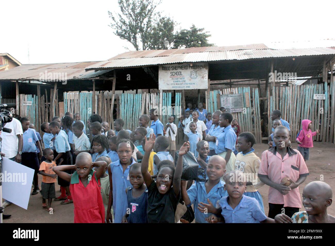 Bambini svantaggiati presso la Good Shepherd School nel sobborgo di Kamwokya in Uganda. Foto Stock