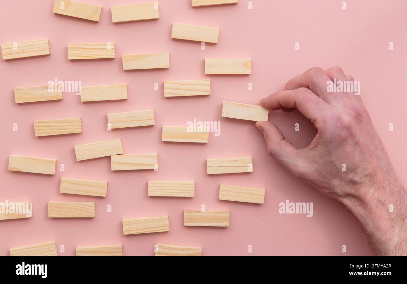 Lato la scelta di un blocco di legno da un set. Scelta aziendale concept Foto Stock