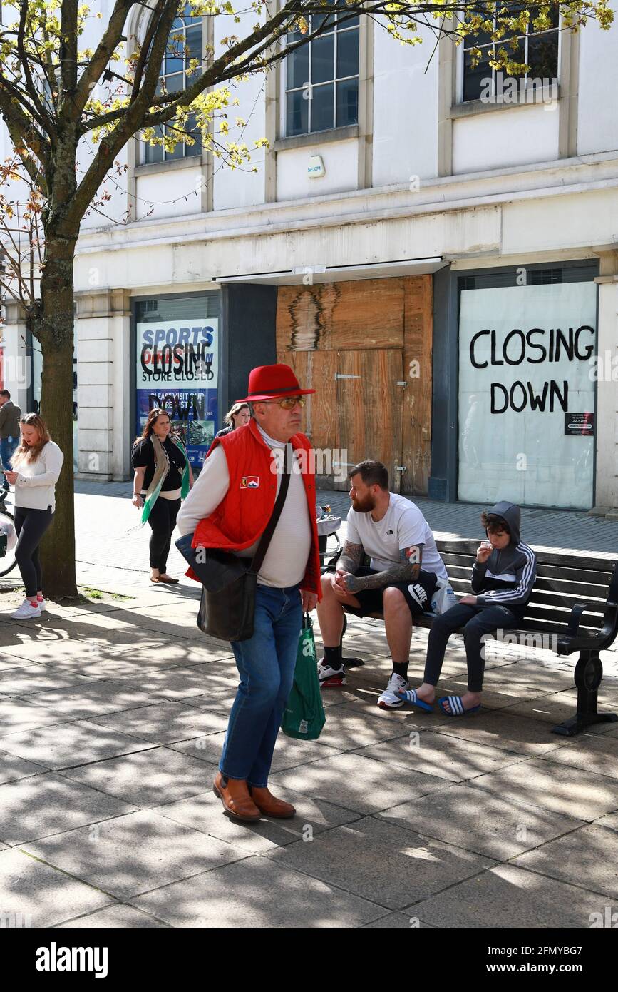 Cheltenham High Street, salì a bordo dei negozi con cartelli e negozi chiusi Foto Stock