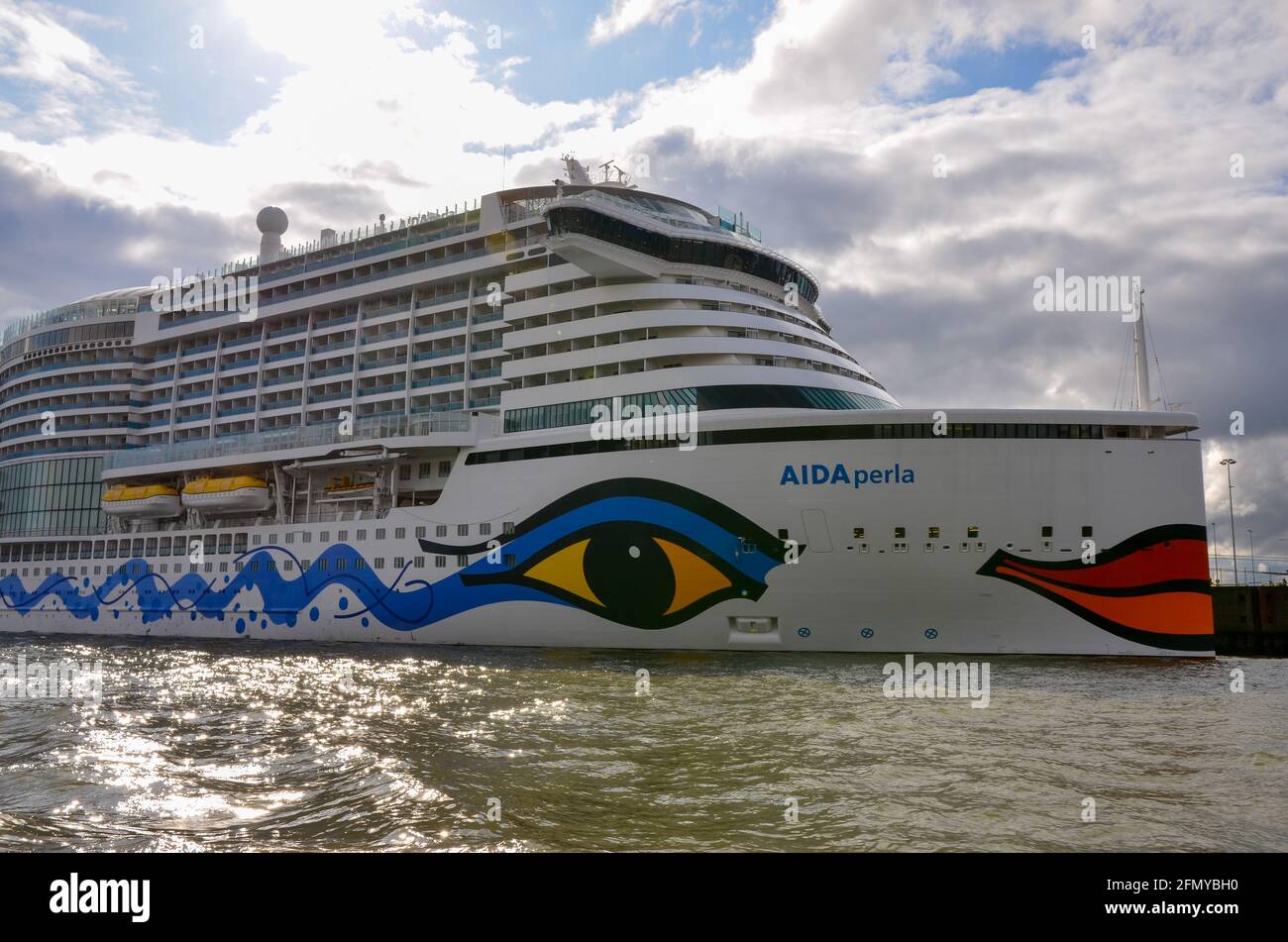 Amburgo, Germania - 5 ottobre 2019: Nave da crociera Aida nel porto di Amburgo. Colpo del tipico occhio colorato grande e le labbra rosse spesse sull'arco della nave Foto Stock