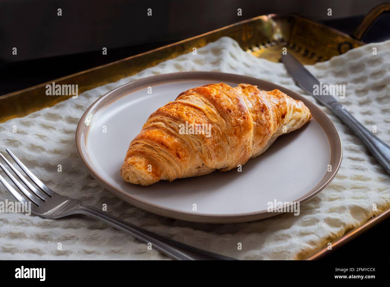 Fotografia del delizioso croissant con burro, parte della collezione di fotografia alimentare. Foto Stock