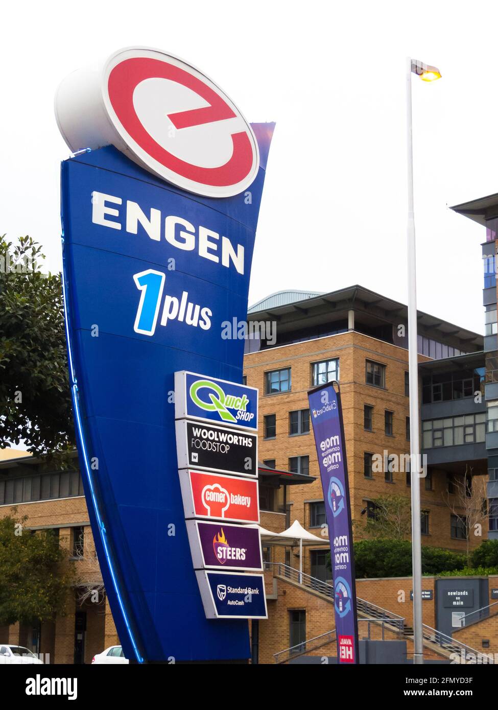 Cartello o cartello dell'ala Engen presso un distributore di benzina in Sud Africa concetto industria petrolifera Foto Stock