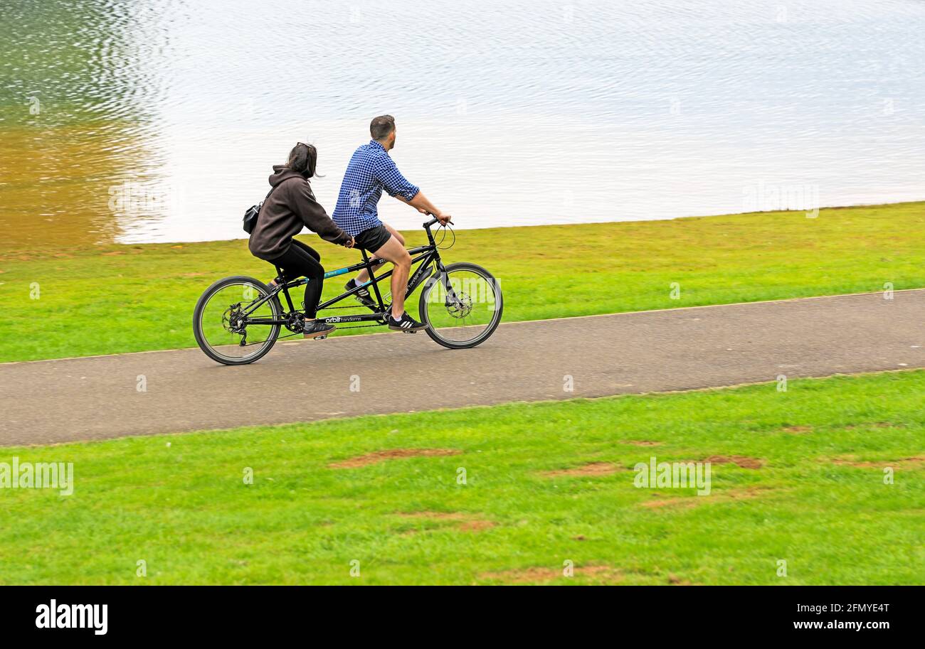 Una coppia in bicicletta in tandem sul sentiero intorno a Rutland Water, Rutland, Inghilterra, Regno Unito Foto Stock