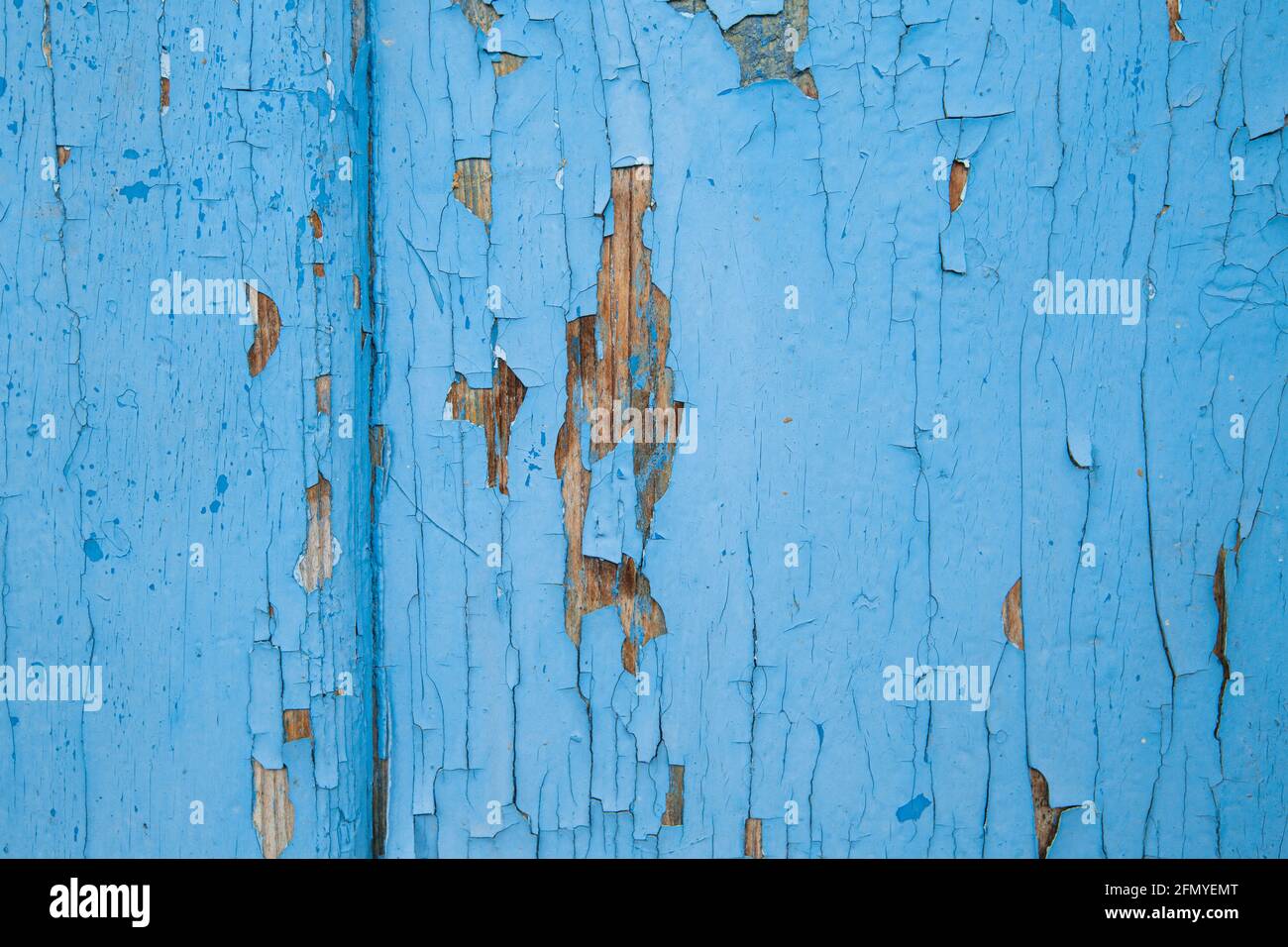 sfondo grunge di legno blu con vernice incrinata Foto Stock