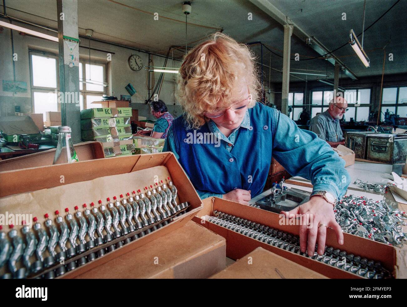 Tipp-Kick, seit über 50 Jahren beliebtes Tischfussball-Spiel.Hergestellt beim Familienbetrieb MIEG in Villingen/Schwenningen. Starkicker-Verpackung. Foto Stock