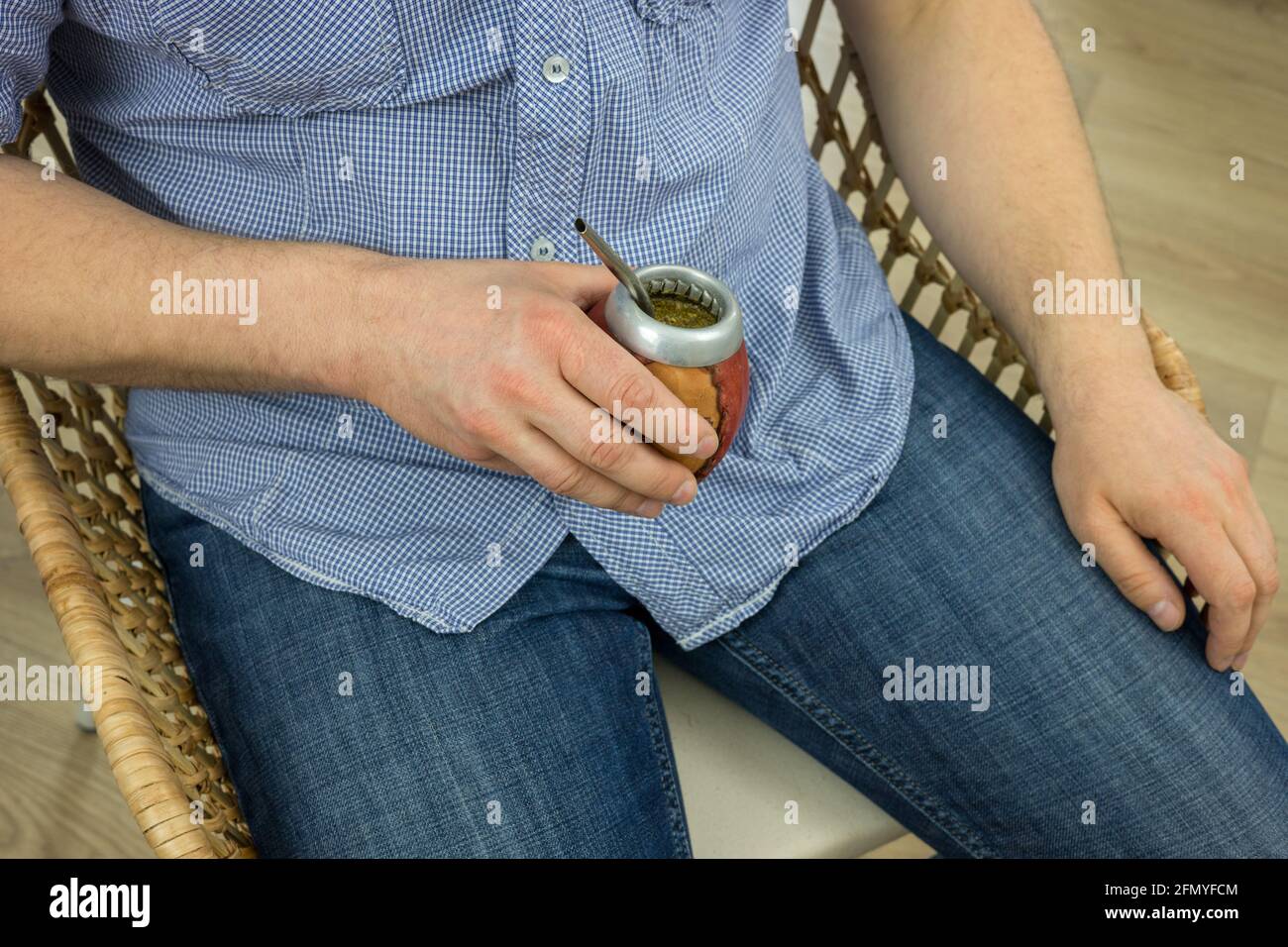 L'uomo beve il compagno di yerba da un piatto tradizionale chiamato 'matero', un'infusione di erbe fatta da foglie e steli di Paraguay Holly, UNA bevanda con healt Foto Stock