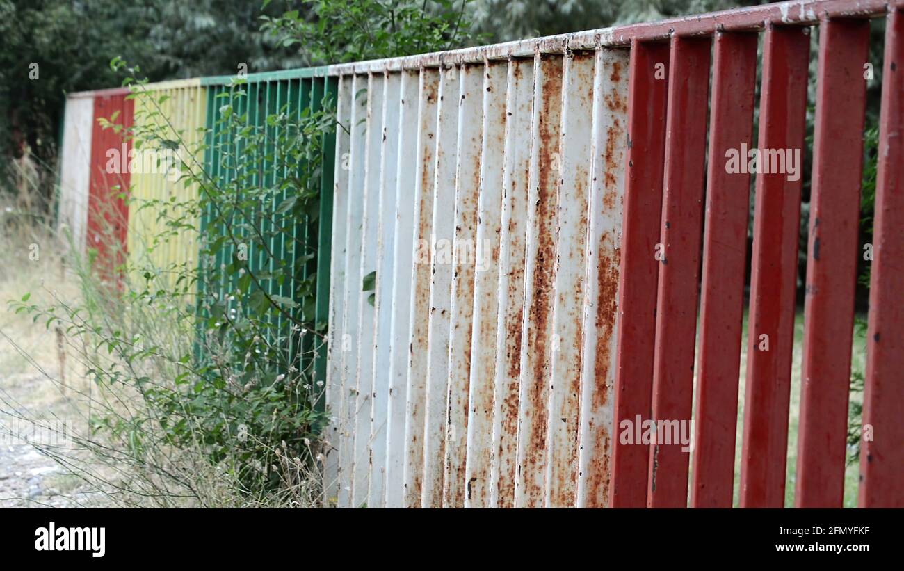 Illustrazione 3D - recinzione metallica accanto alla strada Foto Stock