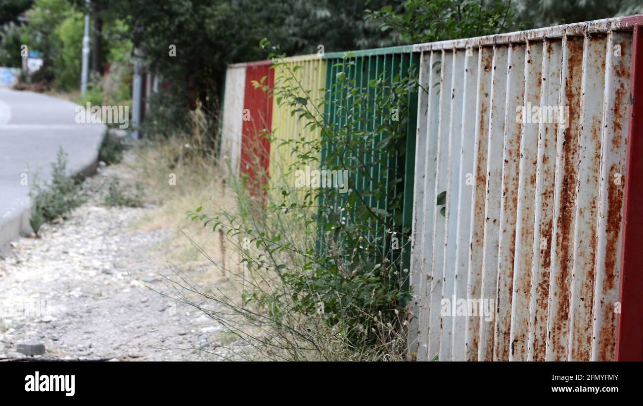 Illustrazione 3D - recinzione metallica accanto alla strada Foto Stock