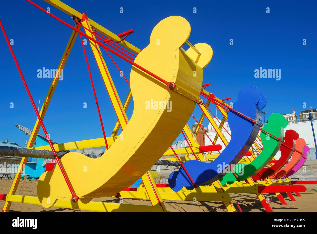 Shuggie colorate barche sulla spiaggia principale di Ramsgate Sands, Ramsgate, isola di Thanet, Kent, England, Regno Unito Foto Stock