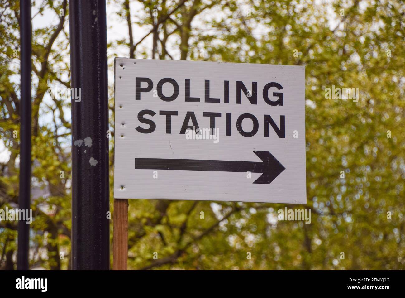 Londra, Regno Unito. 1 maggio 2021. Cartelli per la stazione di polling nel centro di Londra. Foto Stock