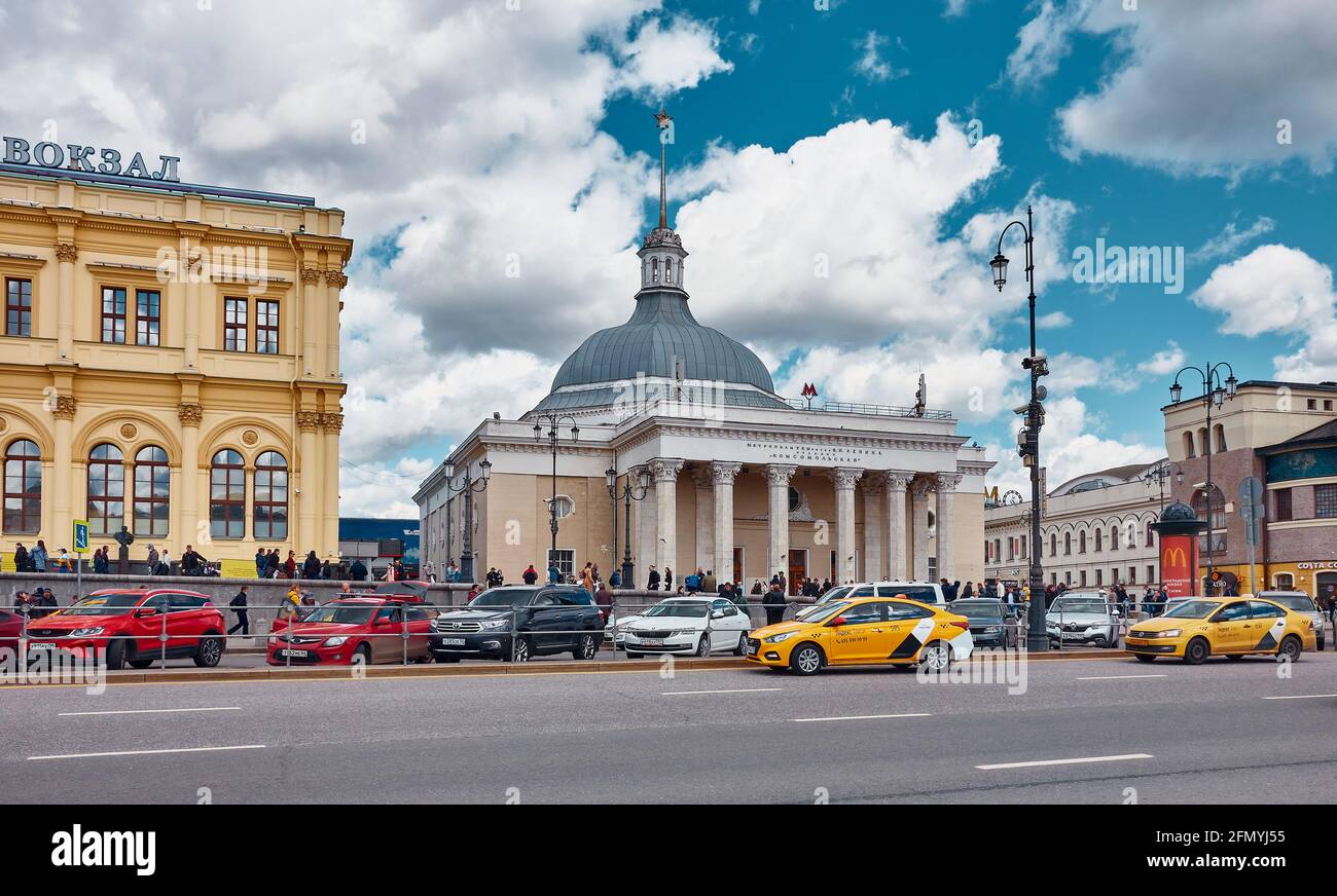 Vista dell'atrio esterno e ingresso alla stazione Komsomolskaya della metropolitana Lenin di Mosca presso la piazza delle tre stazioni ferroviarie: Mosca, Russia - ma Foto Stock