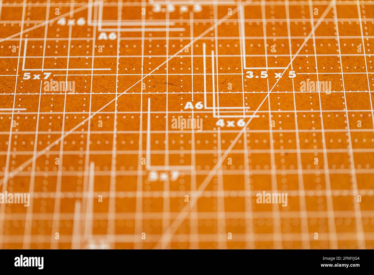 Superficie di taglio in legno segnata formati carta graduati linee e segni Foto Stock