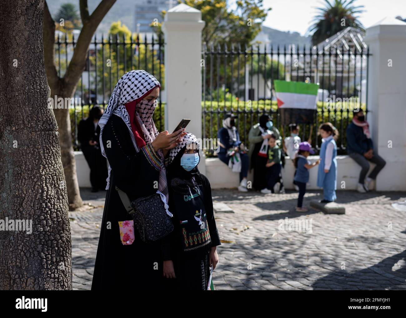 Una madre e una figlia a Città del Capo proteste fuori Sud Il Parlamento africano chiede un'azione contro Israele per il suo assalto militare Sulla Palestina Foto Stock