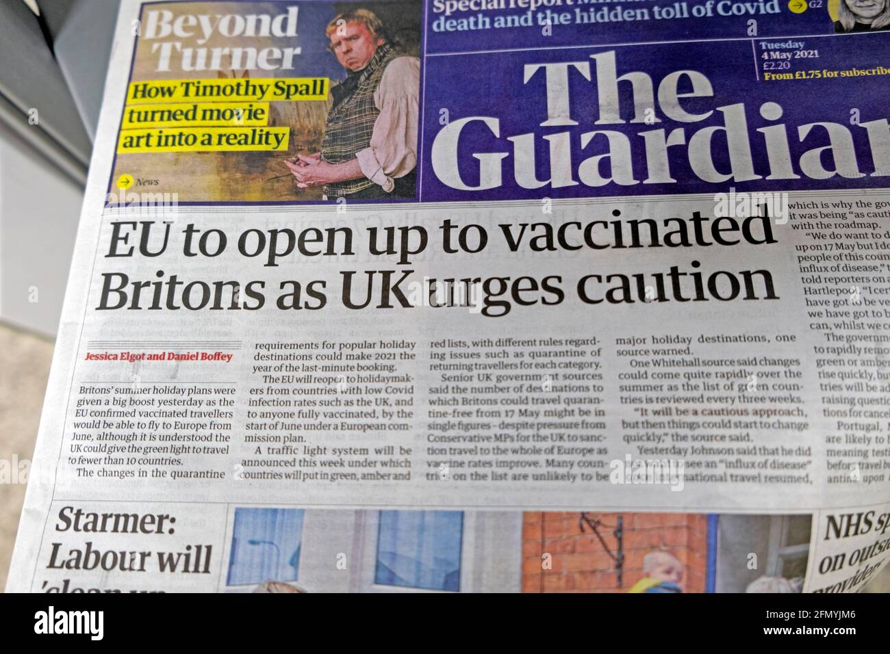 "L'UE deve aprirsi ai britannici vaccinati, come chiede il Regno Unito Attenzione' la prima pagina del titolo del giornale Guardian Covid 19 su 4 maggio 2021 a Londra Inghilterra Regno Unito Foto Stock