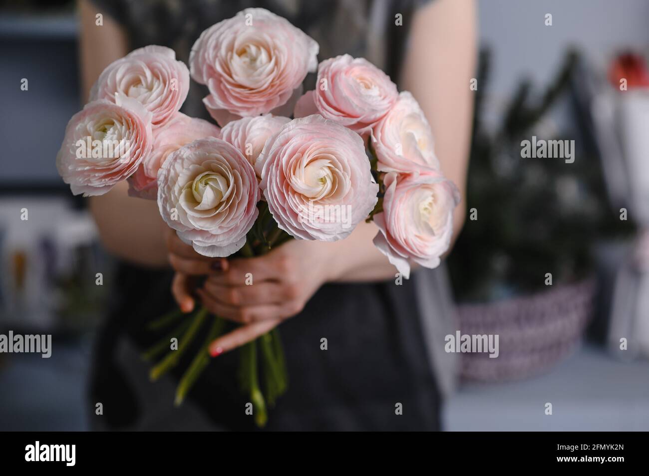 Coppa persiana. Mazzo di fiori rosa pallido ranunculus Foto Stock