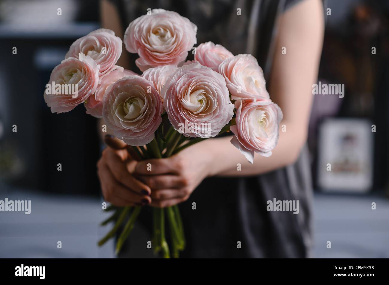 Coppa persiana. Mazzo di fiori rosa pallido ranunculus Foto Stock