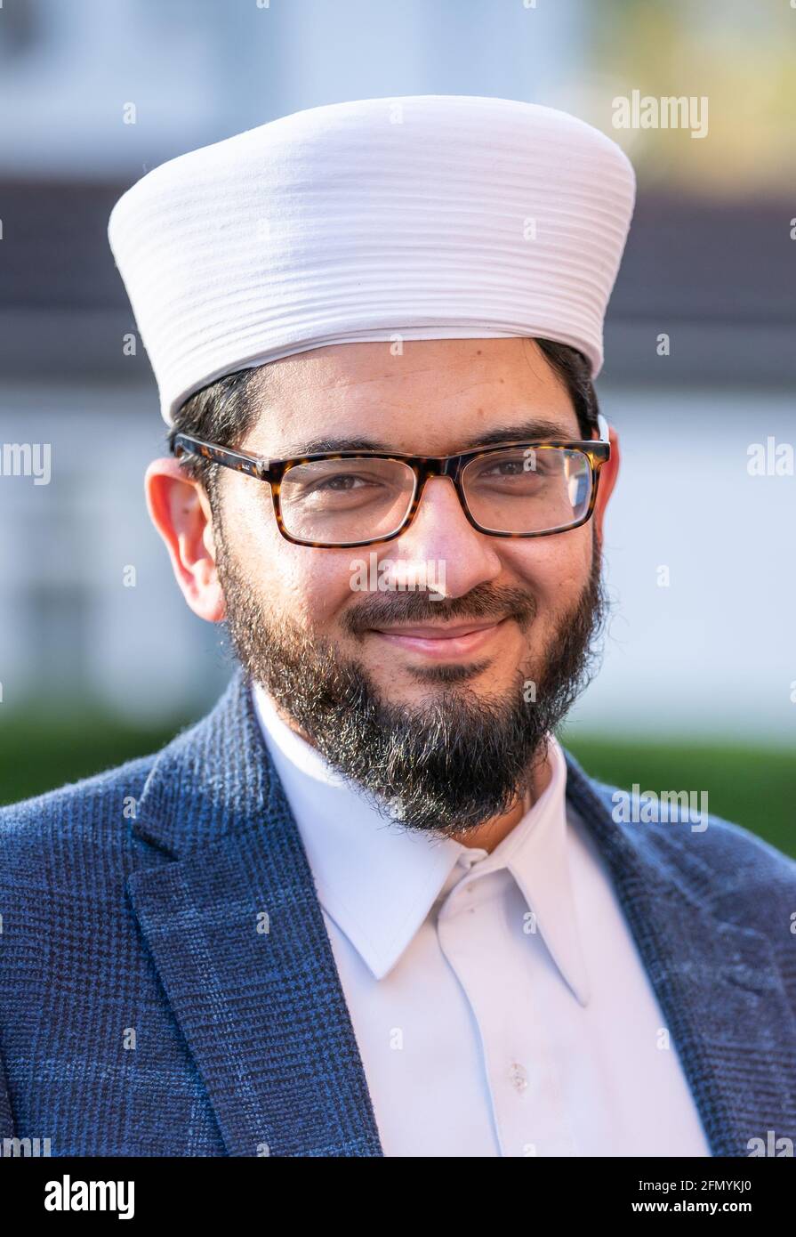 Imam Qari, presidente del Comitato consultivo Nazionale delle moschee e Imams, alla Moschea di Leeds Makkah nello Yorkshire, in vista dell'inizio di Eid al-Fitr. La celebrazione segna la fine del mese musulmano di digiuno, chiamato Ramadan. Data immagine: Mercoledì 12 maggio 2021. Foto Stock