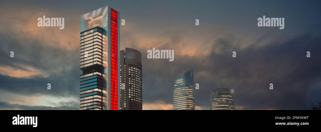 Sullo sfondo oscuro cielo illuminato con luci Cuatro Torres Four Towers Business Area notte vista città banner immagine panoramica. Paseo de la CA Foto Stock