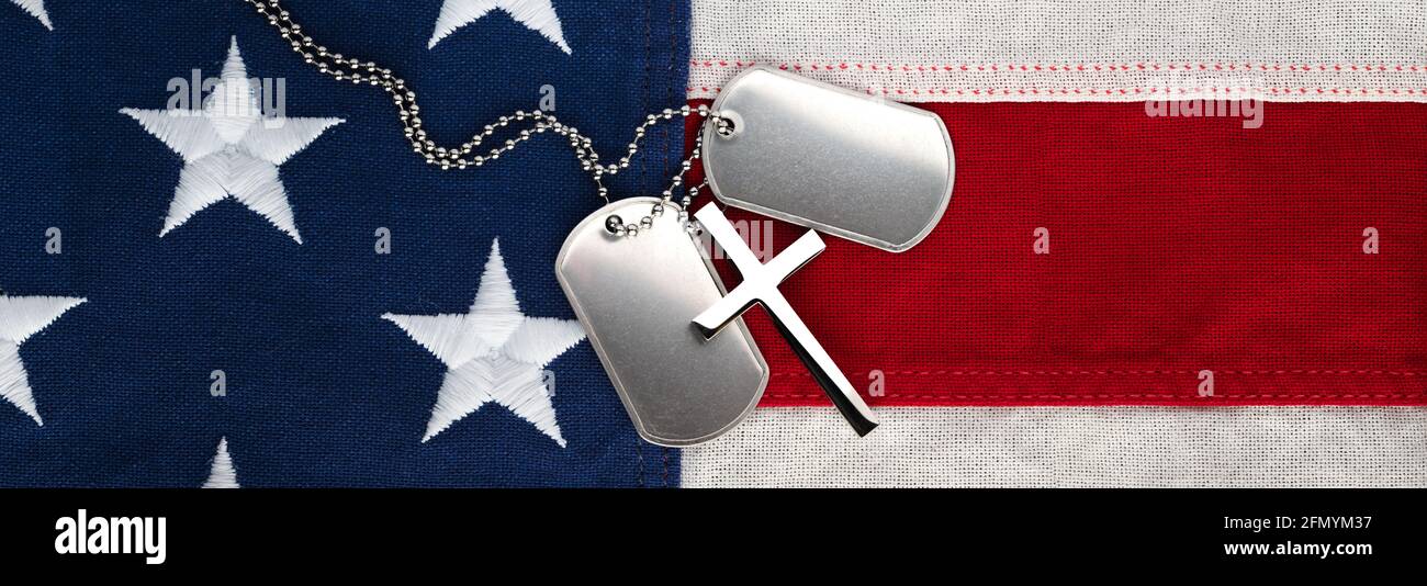 Tag cane DEL soldato militare AMERICANO, ruvido e indossato con spazio vuoto per il testo, e collana croce cristiana sulla bandiera americana. Memorial Day o Veterans Day Foto Stock